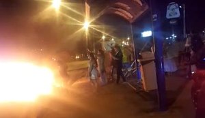 Manifestação bloqueia Avenida Durval de Góes Monteiro e deixa trânsito parado no local