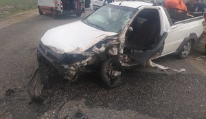Acidente entre carro e caminhão deixa motorista preso às ferragens na AL 110