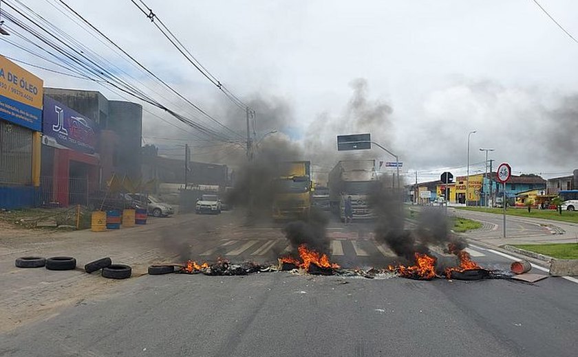 Protesto: garis fecham três vias de acesso à Avenida Durval de Góes Monteiro