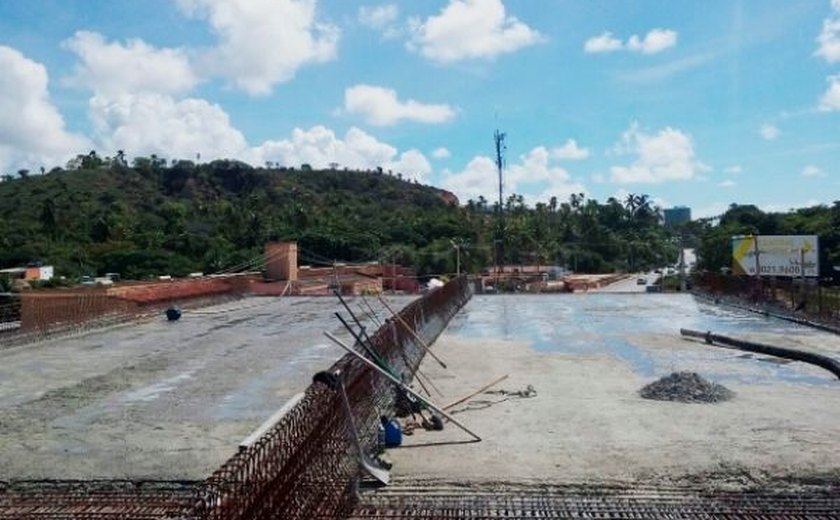 Concretagem da laje superior do viaduto de Jacarecica é concluída