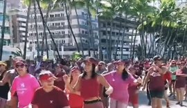 Projeto de grupo de dança na praia mobiliza centenas de mulheres todos os meses