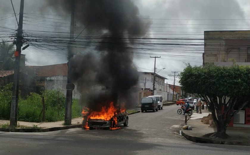 Carro pega fogo na parte alta de Maceió