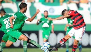 Flamengo perde da Chapecoense, mas mantém liderança