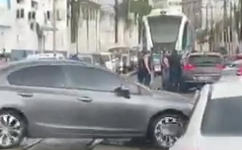 Motorista perde controle da direção e vai parar entre meio-fio e linha férrea