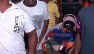 Homem entra em caixão para representar enterro do 'ano velho'