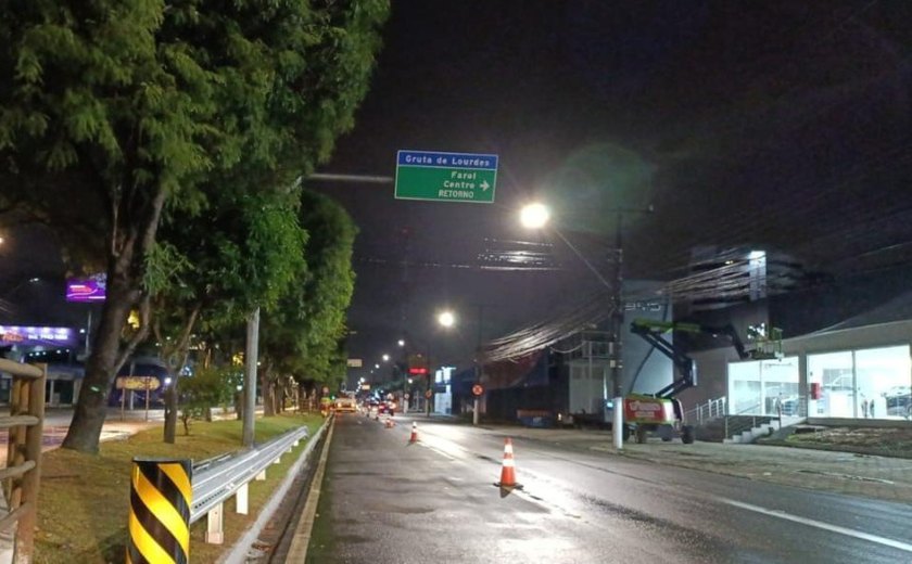DMTT mantém instalação de guarda-corpos em vias de Maceió