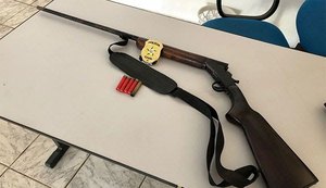 Homem é preso com espingarda em Taquarana