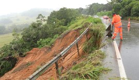 Deslizamento de barreira deixa risco iminente de desabamento da pista de rolamento em Satuba
