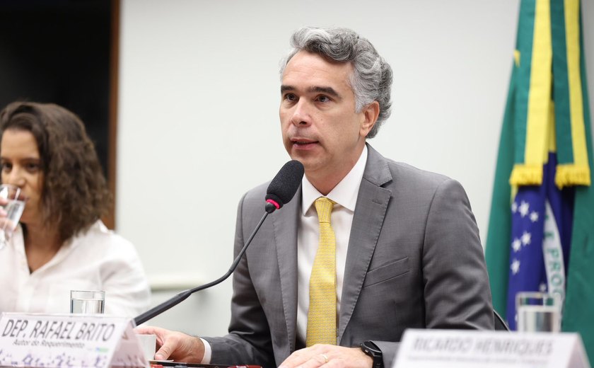 Rafael Brito apresenta relatório final da lei que cria o SUS da Educação