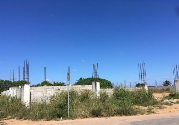 Arapiraca: matagal invade obra de ginásio de esportes na Vila Bananeiras