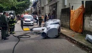 Helicóptero cai em Ubatuba (SP) e deixa um pedestre morto