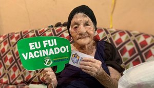 Moradora de 113 anos recebe dose da vacina contra a Covid-19 em Arapiraca