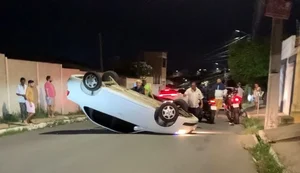Motorista inabilitado perde controle da direção e capota veículo em curva de Arapiraca