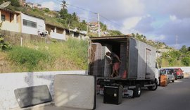 Como medo de um grande desastre, moradores de áreas de risco transportam o que podem