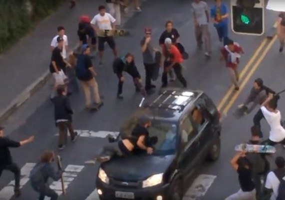 Motorista que atropelou skatistas na Rua Augusta ainda não se apresentou à polícia