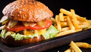 Hambúrguer com batata frita: dá para comemorar sem culpa?