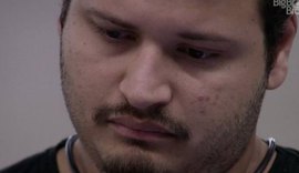 Ex-BBB Victor Hugo é atacado por internautas e chora durante live