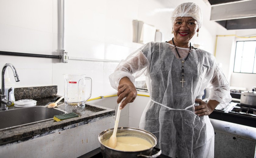 Pessoas em situação de rua participam de oficina culinária