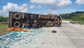 Carreta toma e deixa motorista gravemente ferido
