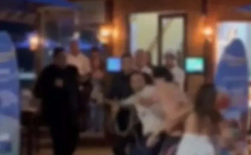 Briga generalizada envolve seguranças e frequentadores em bar na Ponta Verde