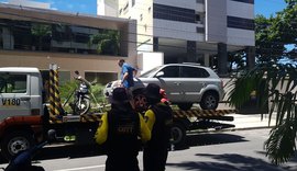 SMTT instala placa no final da tarde e guincha carro de moradores no início da manhã