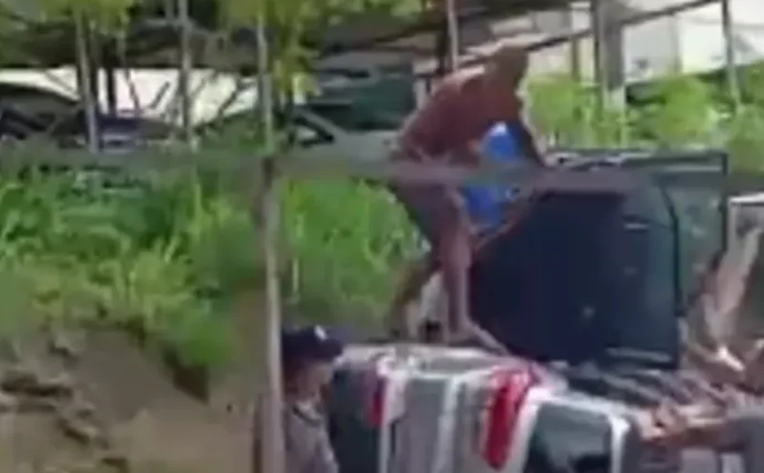 Carro capota em Jacarecica com duas mulheres e uma bebê recém-nascida de apenas três dias