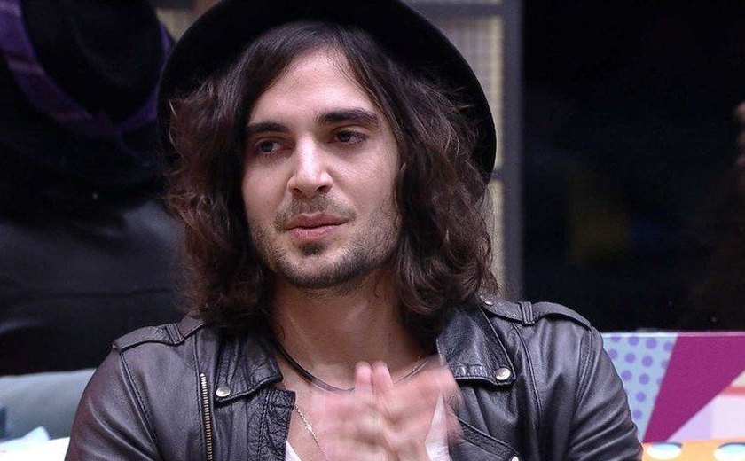 Fiuk diz precisar de prêmio pois “vendeu guitarra” e vira piada na internet