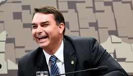 Flávio Bolsonaro se nega a responder se o pai aceitará resultado das eleições, usa Forças Armadas e sinaliza golpe