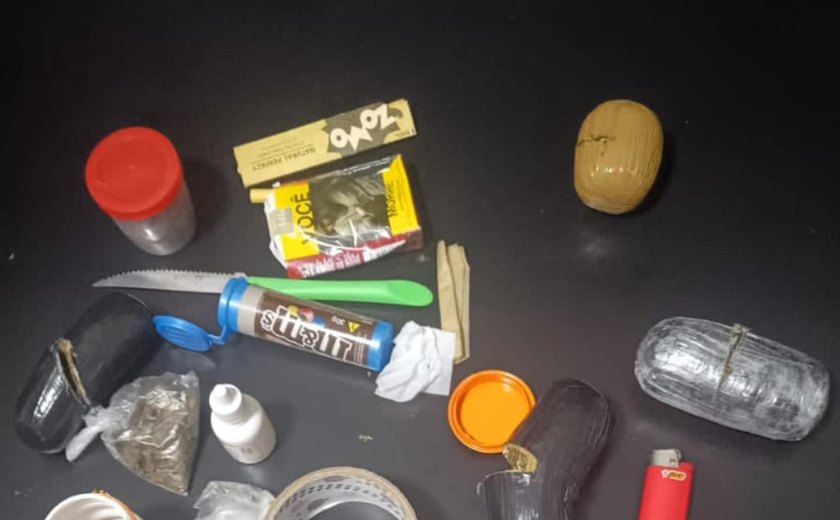 Mulheres são presas ao tentar entrar com drogas e bilhetes de facção no Presídio do Agreste