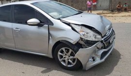 Motorista reduz velocidade após ponto de ônibus em rodovia e carro colide em sua traseira