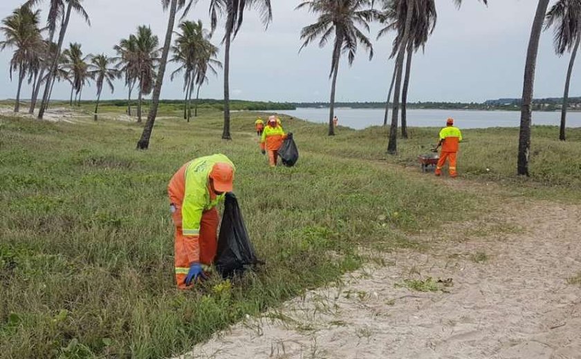 Maceió intensifica serviços de limpeza na praia do Pontal da Barra