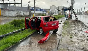 Motorista perde controle do veículo, derruba poste e vai parar no canteiro da Avenida Menino Marcelo