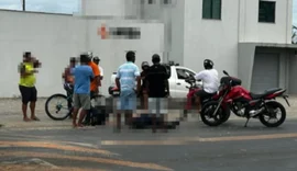 Homem fica ferido em colisão traseira de moto com caminhonete