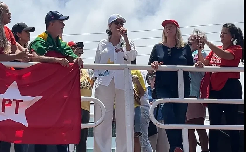 ''Quem não tiver esse amor pelo Brasil, vá embora'', diz cantora Simone durante ato em Maceió