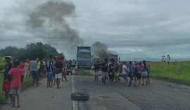 Grupo de indígenas faz protesto e bloqueia BR-101, em Porto Real do Colégio