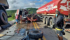 Vídeo: carretas colidem e deixa trânsito lento na BR-316, uma pessoa ficou ferida