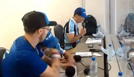 Vídeo: jornalista desmaia durante transmissão de jogo do Grêmio
