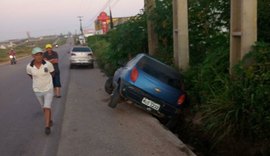 Motorista perde controle do carro e cai em vala nas margens da rodovia AL-220