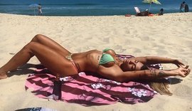 Petra Mattar posa na praia e exibe corpo sarado