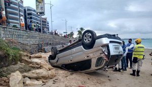 Idoso perde controle de veículo, que capota e cai na areia da praia da Jatiúca