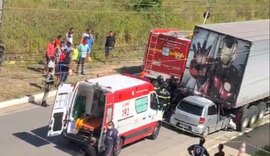 Motorista morre após colidir carro na traseira de caminhão parado no bairro Petrópolis