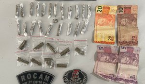 Casal é detido com 28 bombinhas de maconha, suspeito tentou esconder drogas na boca