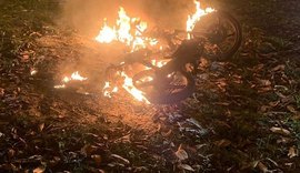 Suspeito de roubo é espacando por populares e veículo utilizado no crime é incendiado