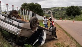 Condutor perde controle de carro, colide contra barranco e capota em Pão de Açúcar