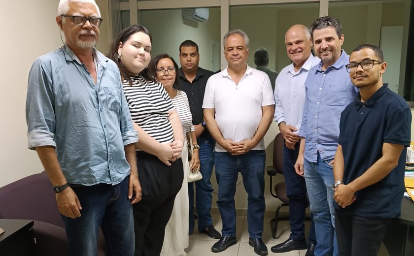 No Dia do Professor, Silvio Camelo se reúne com reitor e representantes da Uneal para discutir novo campus em Maceió