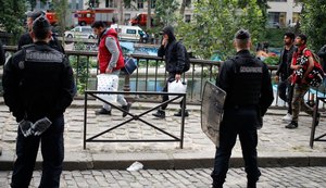 França endurece política de imigração em meio a pressões de opositores de Macron
