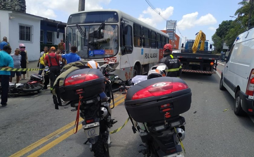Colisão entre caminhão guincho e ônibus deixa duas vítimas presas às ferragens