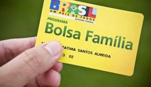 Bolsonaro quer gastar R$ 130 milhões para trocar cartão do Bolsa Família antes das eleições