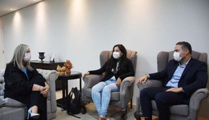 Aluna Top 10 mundial do Sesi Alagoas é recebida pelo governador Renan Filho