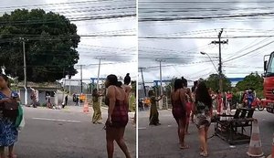 Familiares de reeducandos fizeram um protesto e bloqueiam os dois sentidos da BR-104